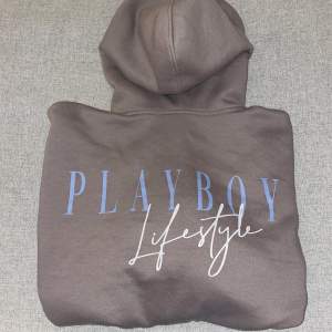 Playboy hoodie grå i stl M, brukar ha S men ville ha den lite oversized. Använt 1-2 gånger så i bra skick