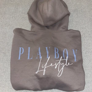 Playboy hoodie grå - Playboy hoodie grå i stl M, brukar ha S men ville ha den lite oversized. Använt 1-2 gånger så i bra skick