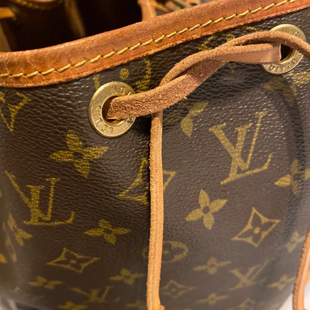 Säljer nu min superfina Louis Vuitton Vintage väska i modellen ”Noé monogram bag”. Väskan är väldigt rymlig och perfekt att ha både till jobbet, skolan eller som weekendbag. Hör av er för fler bilder, äkthetsbevis medföljer till väskan. . Väskor.