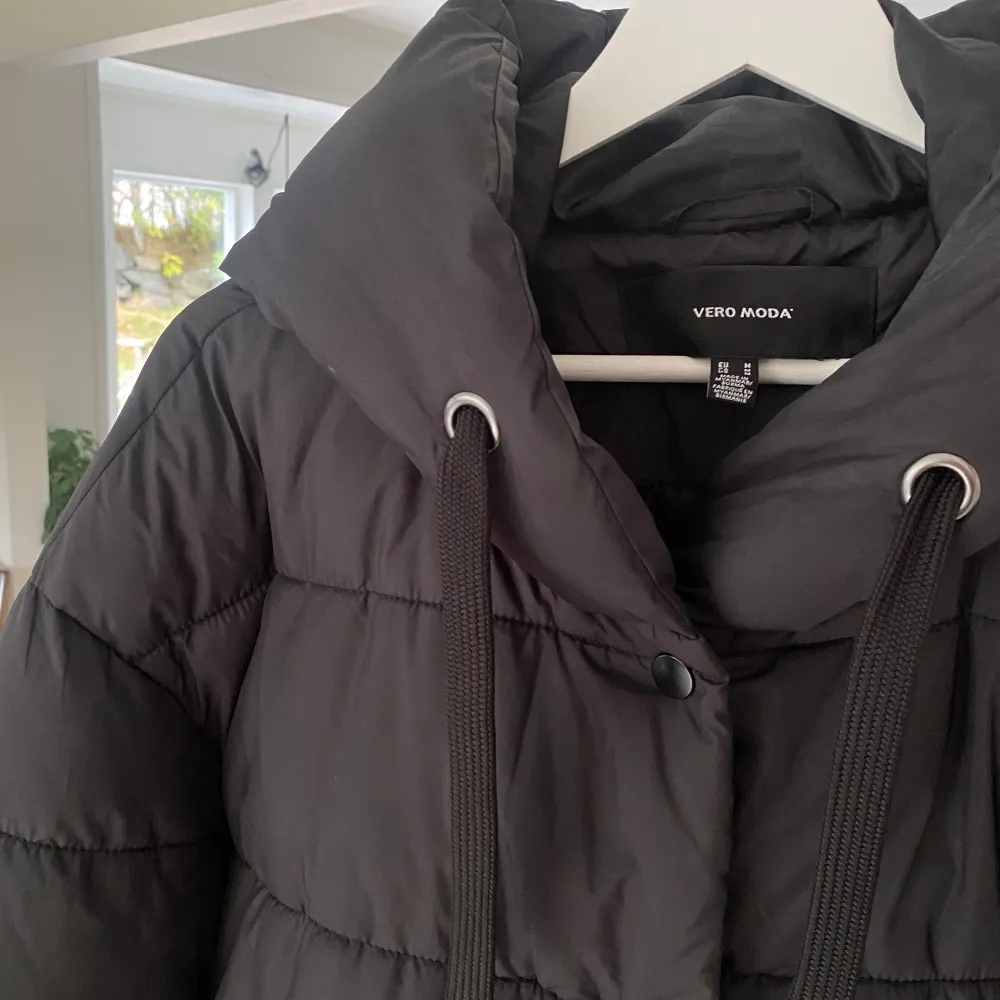Stor och mysig puffer jacket perfekt till vintern! Köpt förra året från vero Moda och är i mycket bra skick💕strl M, köparen står för frakten! . Jackor.