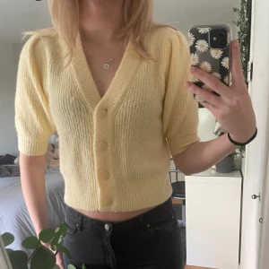 Gul stickad - Jätte fin gul stickad tröja/kofta perfekt till höstvädret. Den är från mango och är som nyskick. 