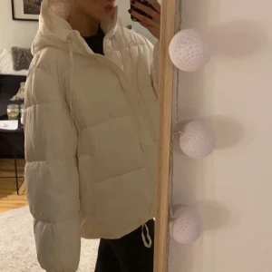 Vit puffer jacka - Vit vinterjacka från H&M, storlek XL. Sitter snyggt oversize på mig på bilden som normalt har S. Endast använd någon enstaka gång!