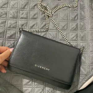 Wallet on chian väska från givenchy,  Kvitto finns  Säljer den för 4500 den är i bra skick.  Pris kan diskuteras 