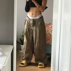 Y2K Baggy Parachute Pants - Helt ny • Färg: tank green • Väldigt lätt • 2000s Baggy Parachute Pants 💞