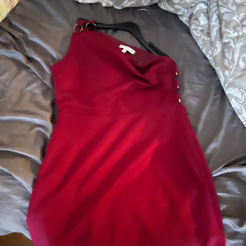 Vinröd festklänning köpt från nelly.com, använd endast två gånger.. Klänningar.