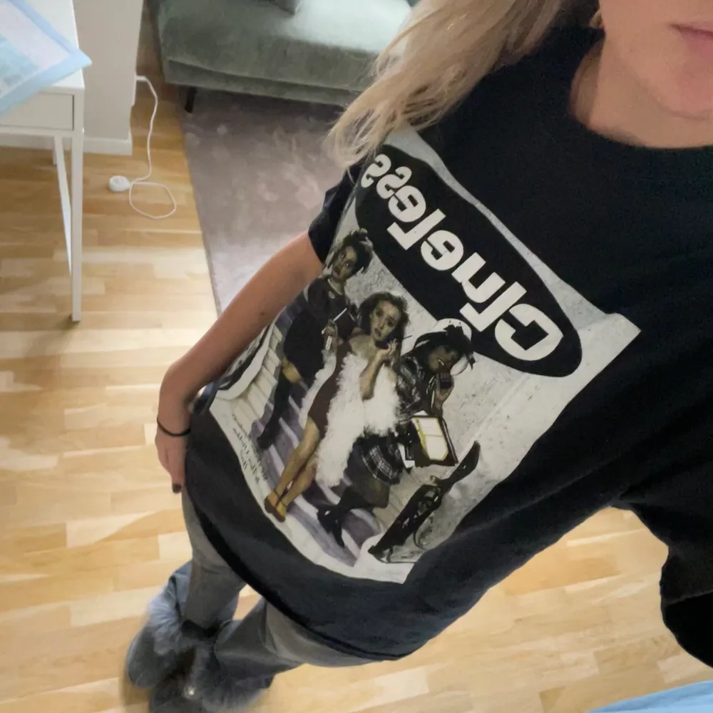 Svart t-shirt med trycket ”clueless”. Köptes för flera år sedan och sitter lite oversized 🖤. T-shirts.