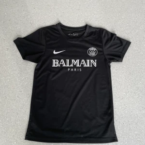 👻 Balmain psg 👻 - Hej! Säljer nu min balmain psg tröja har använt den ett par gånger, storleken på den är S men passar M oxå säljer den för 499 men kan gå ner i pits vid snabb affär!