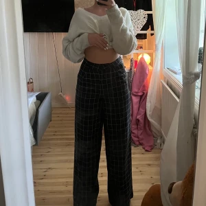 Rutiga kostymbyxor - Säljer dessa fina kostymbyxor som sitter som en smäck på mig. Jag är ca 176cm och de är bra i längden. Tror de är i storlek 36 men Tall. Skriv vid frågor 💓