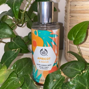 Hair & Body mist  - Fräsch body mist från The Body Shop i doften ”apricot & agave”, fruktig doft. Bara testad så iprincip oanvänd. 