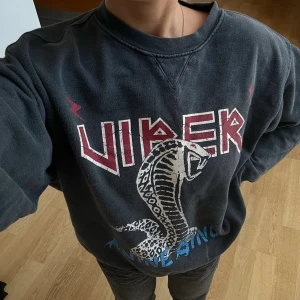 Anine Bing Collegetröja - Populär collagetröja från Anine Bing. Säljer på grund av att den kommer till användning för lite🖤 Den är grå i färgen och har lite ”vintagekänsla”.  Nypris: 1900 kr