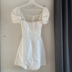 Vit klänning  - Super fin klänning från zara med öppen rygg och snörining💗den är helt oanvänd med prislapparna kvar.