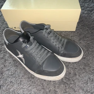 Arigato Skor - Säljer mina Arigatoskor ja köpte i fel storlek. Nypris 2500, priset är så billigt nu bara för ja vill bli av med dem. Dem är i väldigt bra skick och kartongen medföljer om Ni vill!😄 Köparen står för frakt