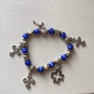 Armband med blå pärlor och berlocker.