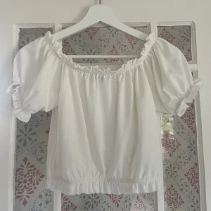 Kort tröja från gina tricot - En vit magtröja från ”Gina Tricot” i storlek M! Använd en gång, är i nyskick och det finns inga synliga fläckar eller hål 🤩 