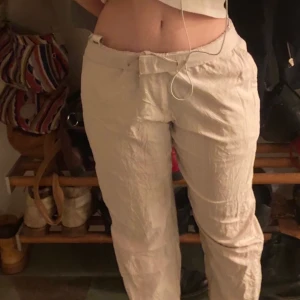 linnebyxor / cargos typ - Knappt använda. Köpta för ett tag sen men de är inte riktigt min stil!