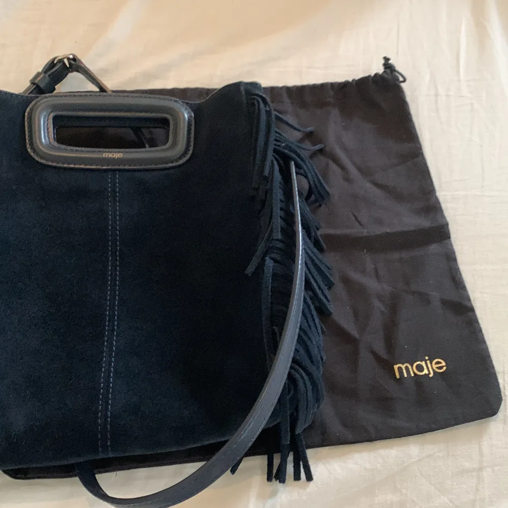 Nästan helt ny marinblå maje väska som är sparsamt använd. Inga fula fläckar eller repor. Hör av er vid frågor❤️. Väskor.