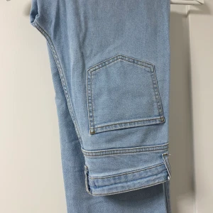 Madlady högmidjade vida jeans - Rory  - Madlady högmidjade vida jeans - Rory I bra skick, använda få gånger. Storlek: 36 Köparen står för frakt (66kr)
