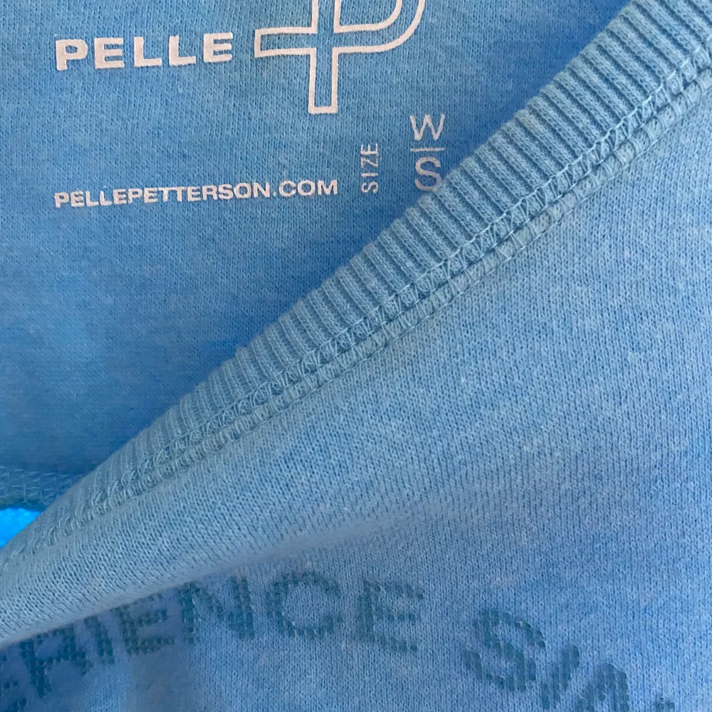 En blå tjocktröja ifrån Pelle P i storlek S. Tröjor & Koftor.