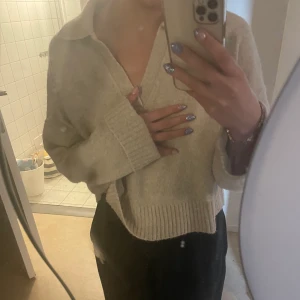 Stickad tröja Bershka - Beige långärmad stickad v-ringad tröja från Bershka. Aldrig använd. True to size. 