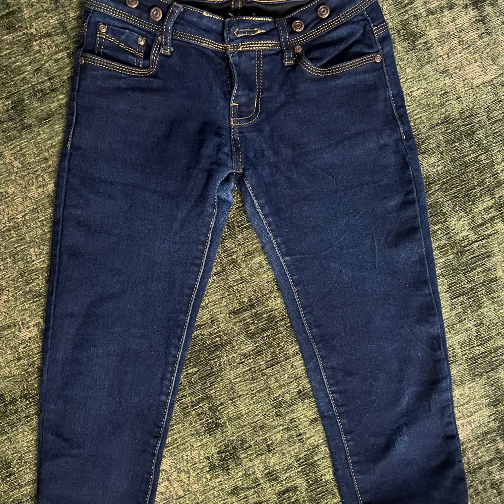 En nästan oanvänd jeans byxor. Den passar perfekt på kroppen och är i storlek S/36 . Jeans & Byxor.