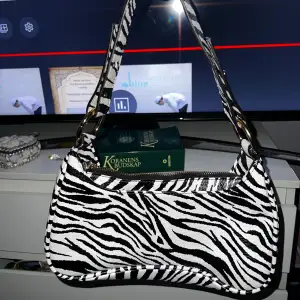 Säljer denna fina zebra väska då den inte kommer till användning, har aldrig använt den så den är som ny!