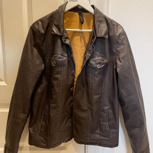 Asfet läderjacka! - Asfet vintage brun läderjacka! Jättesnygg kontrast mellan det gula och det bruna! Perfekt skick ä. Storlek L. Möts i Malmö och tar swish! Står ej för frakt eller postens slarv (:
