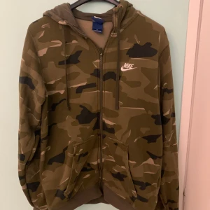 Nike camo tröja - Ingen användning för den
