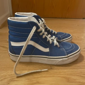 Blå vans - Säljer mina Vans i storlek 37 i den coolaste blå färgen! De är i fint skick och sparsamt använda💕