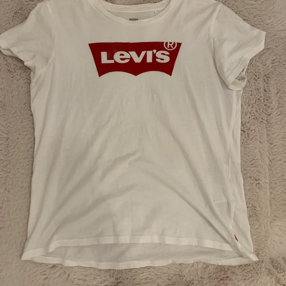 🌱Jättefin Levis T-shirt, knappt använd och i mycket gott skick, köpare betalar frakten, priset är inklusive frakt🌱. T-shirts.
