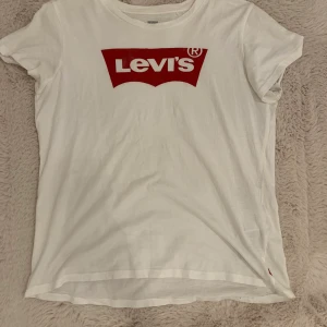Levis T-shirt - 🌱Jättefin Levis T-shirt, knappt använd och i mycket gott skick, köpare betalar frakten, priset är inklusive frakt🌱