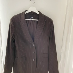 Oversized blazer  - En brun oversized kavaj, med små ränder, från hm. Kavajen är i storlek 44, och blir därför lagom oversized. Obs att det inte är kavajen jag säljer på andra bilden, men kavajen är väldigt lik!   Köparen står för frakten! 