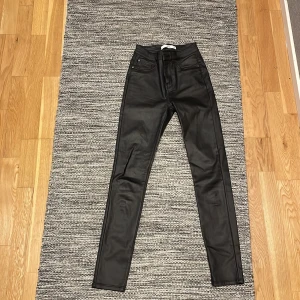 Svarta skinnbyxor ’’fake’’ - Skinnbyxor från Zalando säljer pågrund av de inte kommit till användning. Stuprörs modell