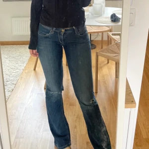 Levis low waist bootcut - Lågmidjade jeans från Levis,  väldigt gamla så kan tyvärr inte hitta storlek men måttar gärna på förfrågan.  Jag är normalt en storlek 26 och dessa är gränsfall för små för mig då de sitter väldigt tight i midjan.  Hål i knät & litet i andra knät 