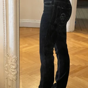 Bootcut/straight lågmidjade jeans med rhinestones🤍 - Sjukt snygga jeans!!💓 Svarta med vita sömmar och rhinstones på bakfickan. Några stenar har ramlat av men det märks knappt. Bara att skriva om du har några frågor eller funderingar:) frakt tillkommer!!