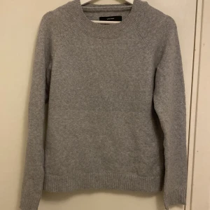 Vera Moda stickad tröja - Säljer denna trendiga stickade tröja från Vera Moda, då den tyvärr var för stora för mig. Köpt på Zalando och säljes för 125 kr. 