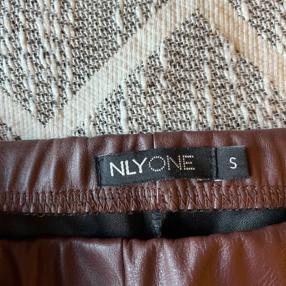 Bruna läderbyxor använda ca 5 gånger Köpt förra hösten Pris: 100kr + frakt. Jeans & Byxor.