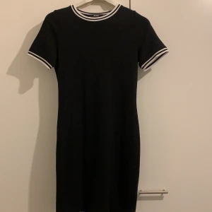 Svart tight klänning  - Väldigt fin klänning från bikbok. Otroligt skön!! Använd ett fåtal gånger.  Köparen betalar frakten!