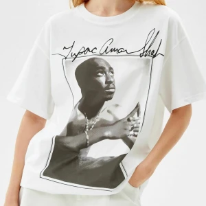 TUPAC t-shirt - Säljer denna fina vita Tupac Shakur t-shirten i storlek M men är oversized/baggy. Säljer då jag inte gillade hur lång den va på mig (är 156) så den är fortfarande som helt ny då jag använt den max 2 gånger.