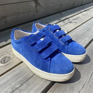 J.Lineberg skor - Säljer dessa jättefina blå sneakers från J.Lindeberg då de tyvärr är för små för mig. Köpta här på plick i somras