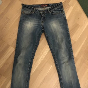 straight lågmidjade jeans - SÅ fina blendshe jeans jag köpt på secondhand! säljer pga att de inte kommer till användning längre. på sista bilden kan man se att banden som håller uppe skärpet, en av dem har gått sönder!  buda i kommentarerna eller skriv privat för mer bilder 💕
