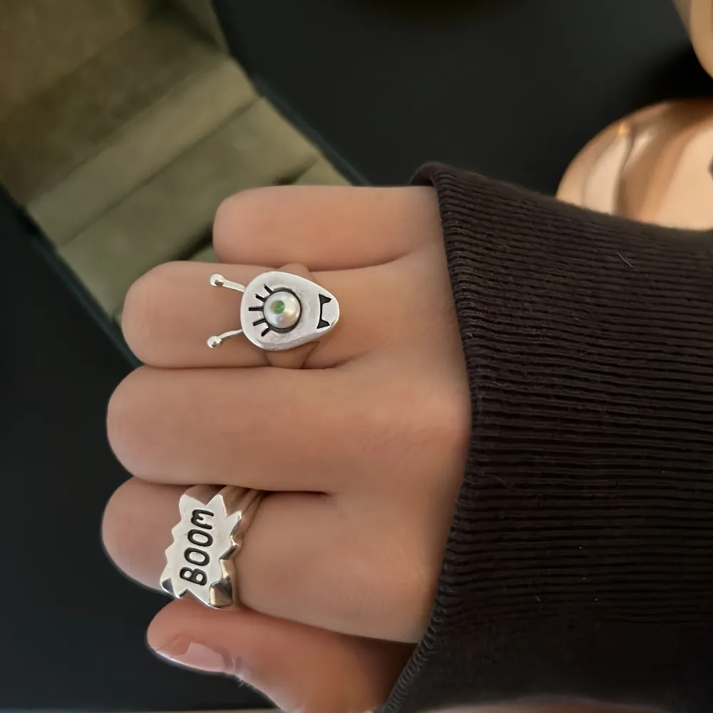 Säljer min så söta ”alien ring” ifrån Maria Nilsdotter. (Den imitten) Den är verkligen såå fin, speciellt med pärlan. Finns ej att köpa längre då den utgått. Super unik och cool. Inte helt säker på strl😙Kan gå ner till 2300 vid snabb affär.. Övrigt.