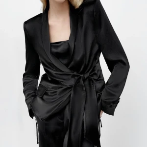 Blazer - Svart sidenblazer från zara i storlek M, köpt för lite mindre än ett år sedan. Använd vid ett tillfälle. Nypris 700kr