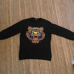Kenzo storlek xl  - Kenzo tröja i nästan nyskick, inga skador. Den är i xs men är otroligt stor för sin Size, jag är 184 och den passar nästan. Nypris 2100
