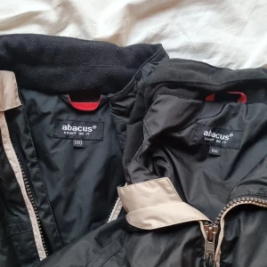 Höst jackor barn  - Två st jackor i fint skick , som nya . En är i stl 140 och den andra 150   100 kr st 