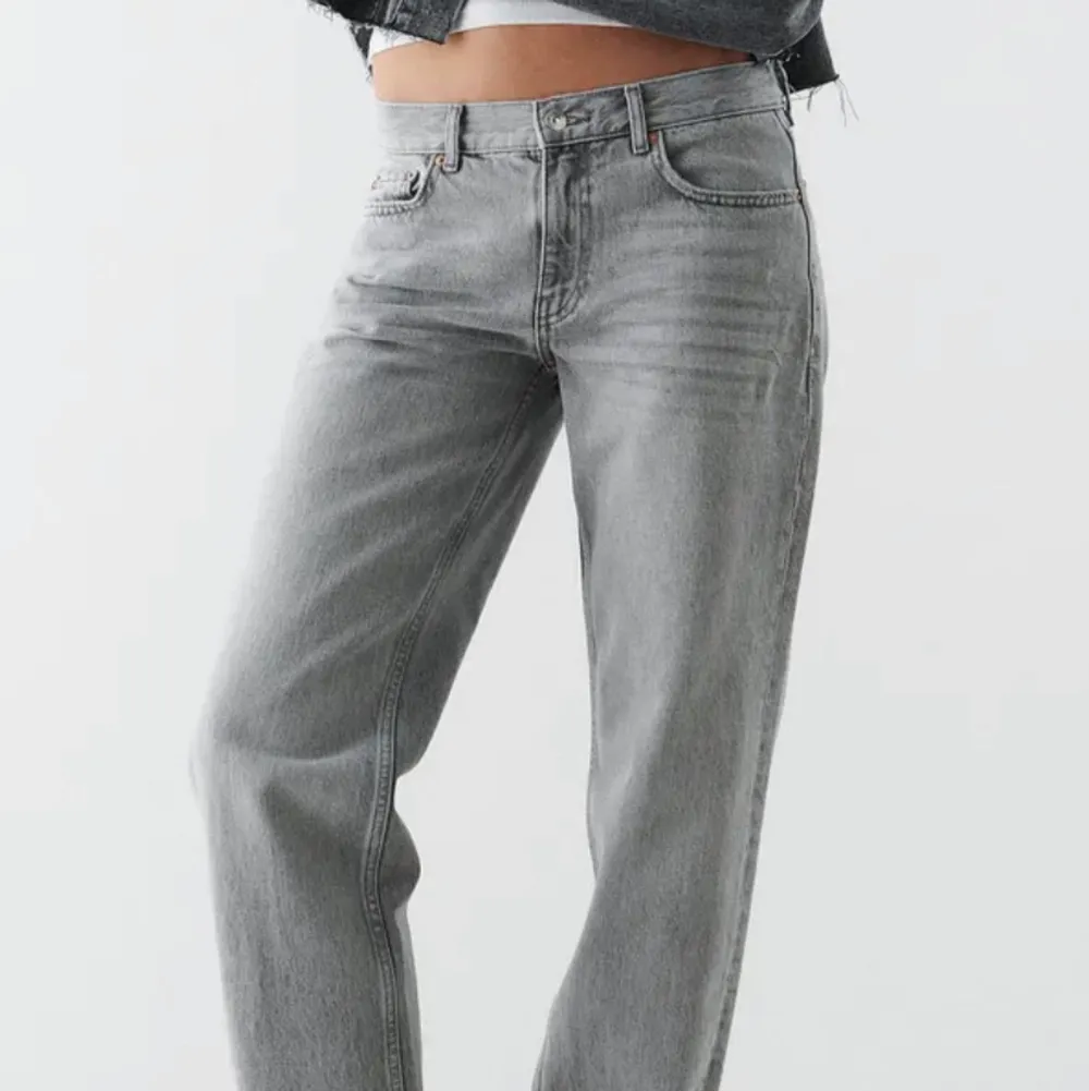 Säljer dessa slutsålda skit snygga low waist straight jeans i PEITITE st 34, 400+ frakt!! dom är som nya💓💓. Jeans & Byxor.