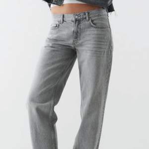 Säljer dessa slutsålda skit snygga low waist straight jeans i PEITITE st 34, 400+ frakt!! dom är som nya💓💓