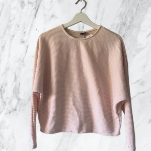 Topp | Gina tricot - Långärmad topp från ginatricot. Oanvänd, prislapp kvar. Ljusrosa färg