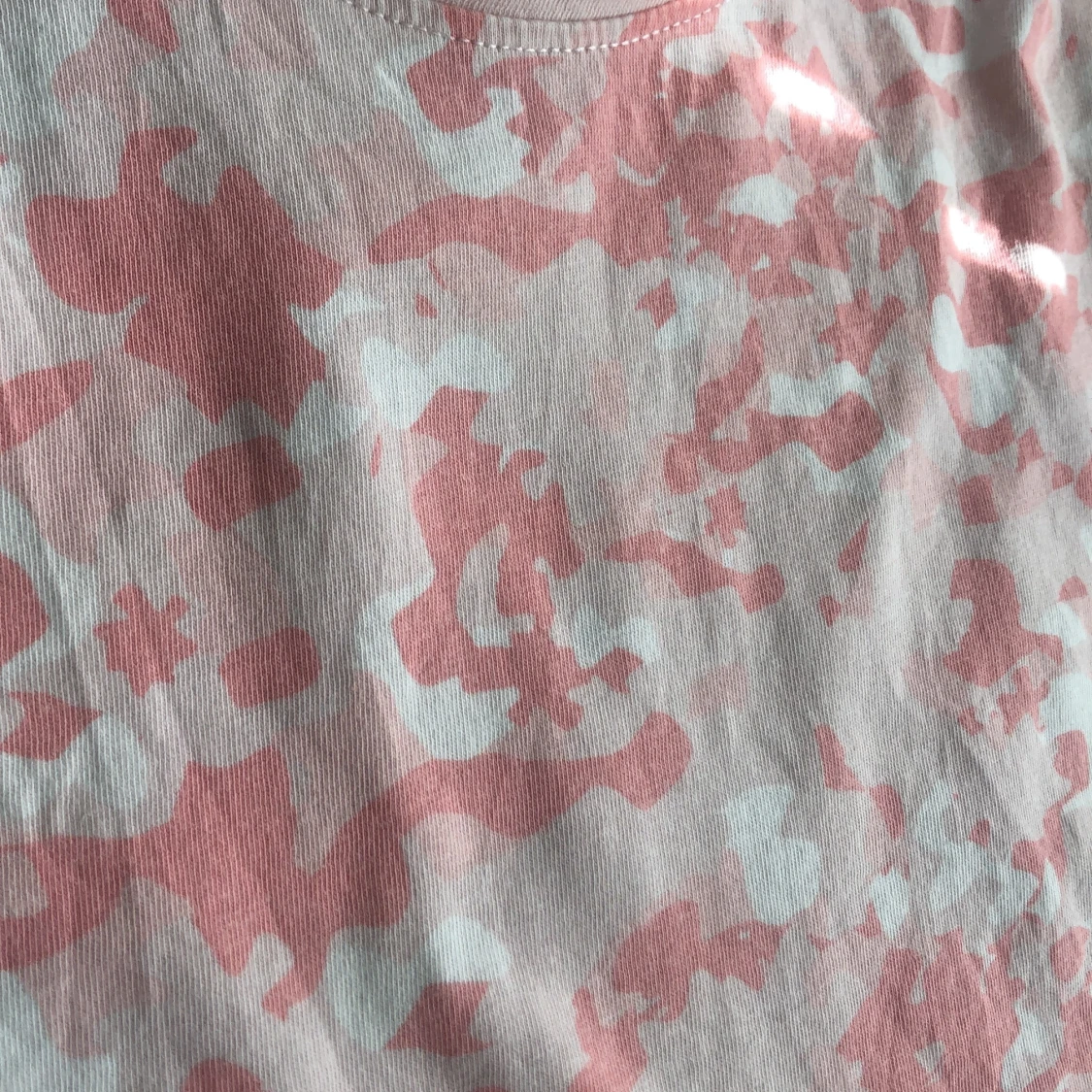 Different shades of pink t-shirt with patters of color, size 146/152 - 90