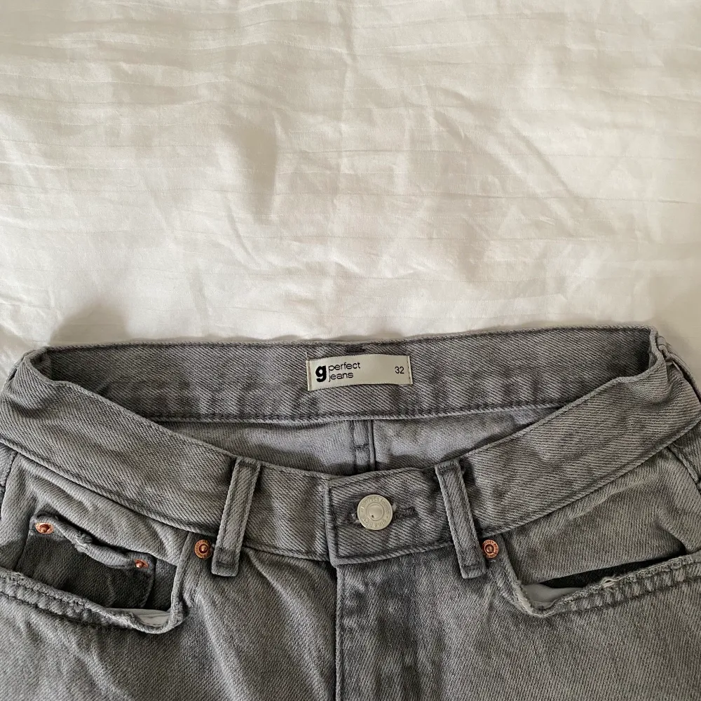 Jag säljer dessa snygga lågmidjade jeans från Gina Tricot. De är slutsålda hos Gina men nypris låg på 500 kr. De är endast använda ca 5 gånger då de inte riktigt passar mig.  💕 KÖPAREN STÅR FÖR FRAKT! 💕. Jeans & Byxor.
