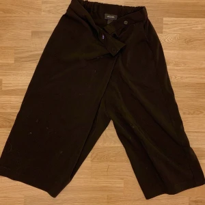 Yoga byxor Monkl - Svarta korta pösiga yoga byxor med tajt behaglig midja i storlek S 